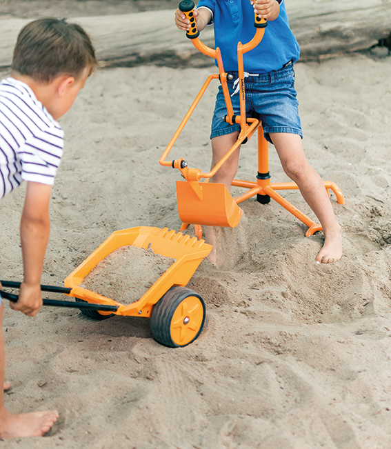 Kinder spielen mit Bagger- und Schaufelspielzeug im Sandkasten – Outdoor-Sandspielzeug für Kinder