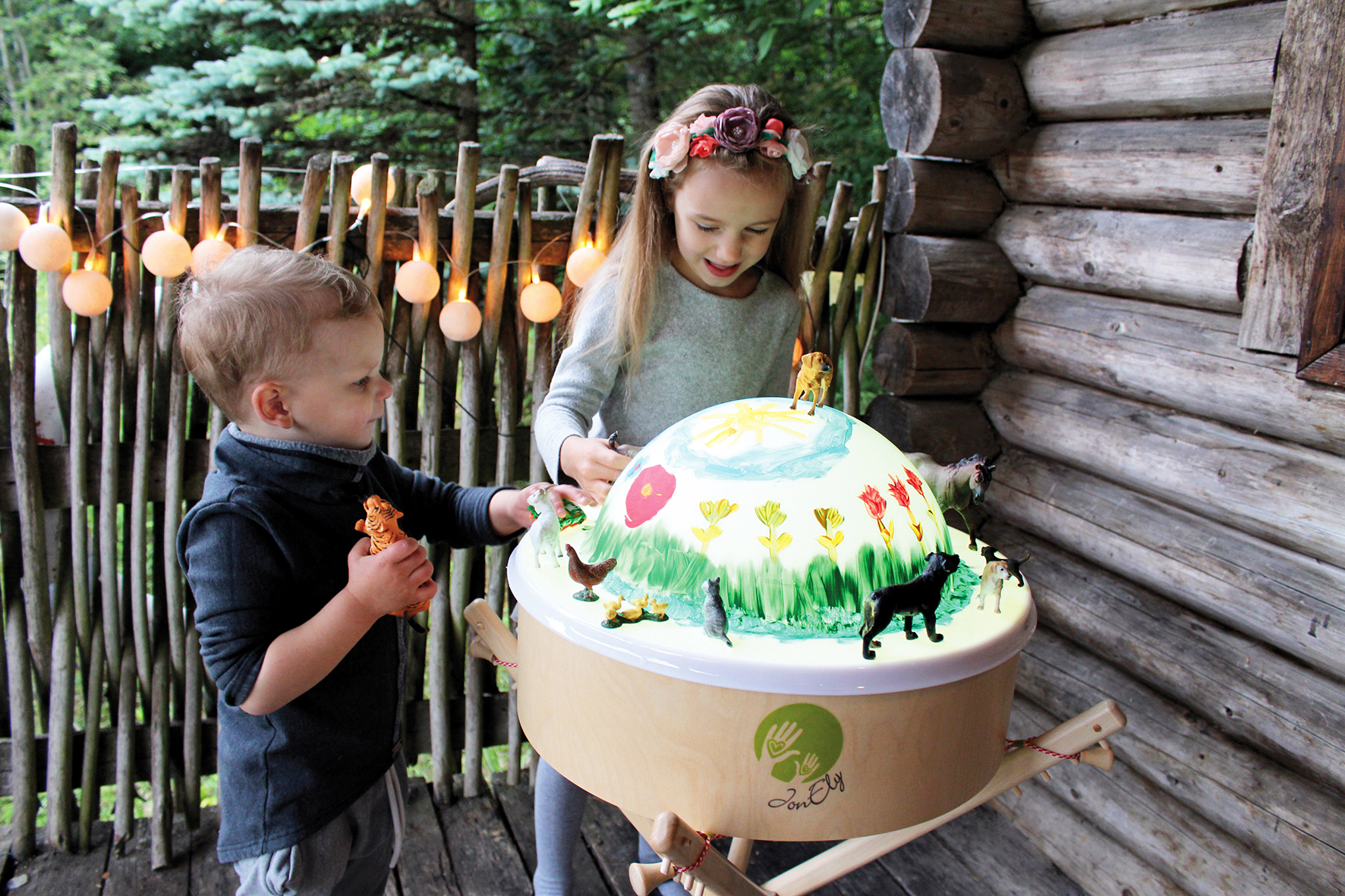 Faszinationskuppel fr zauberhaften Lichttisch I Dragon Toys Mädchen und Junge spielen mit Spielzeugtieren auf bemalter Fazinationskuppel