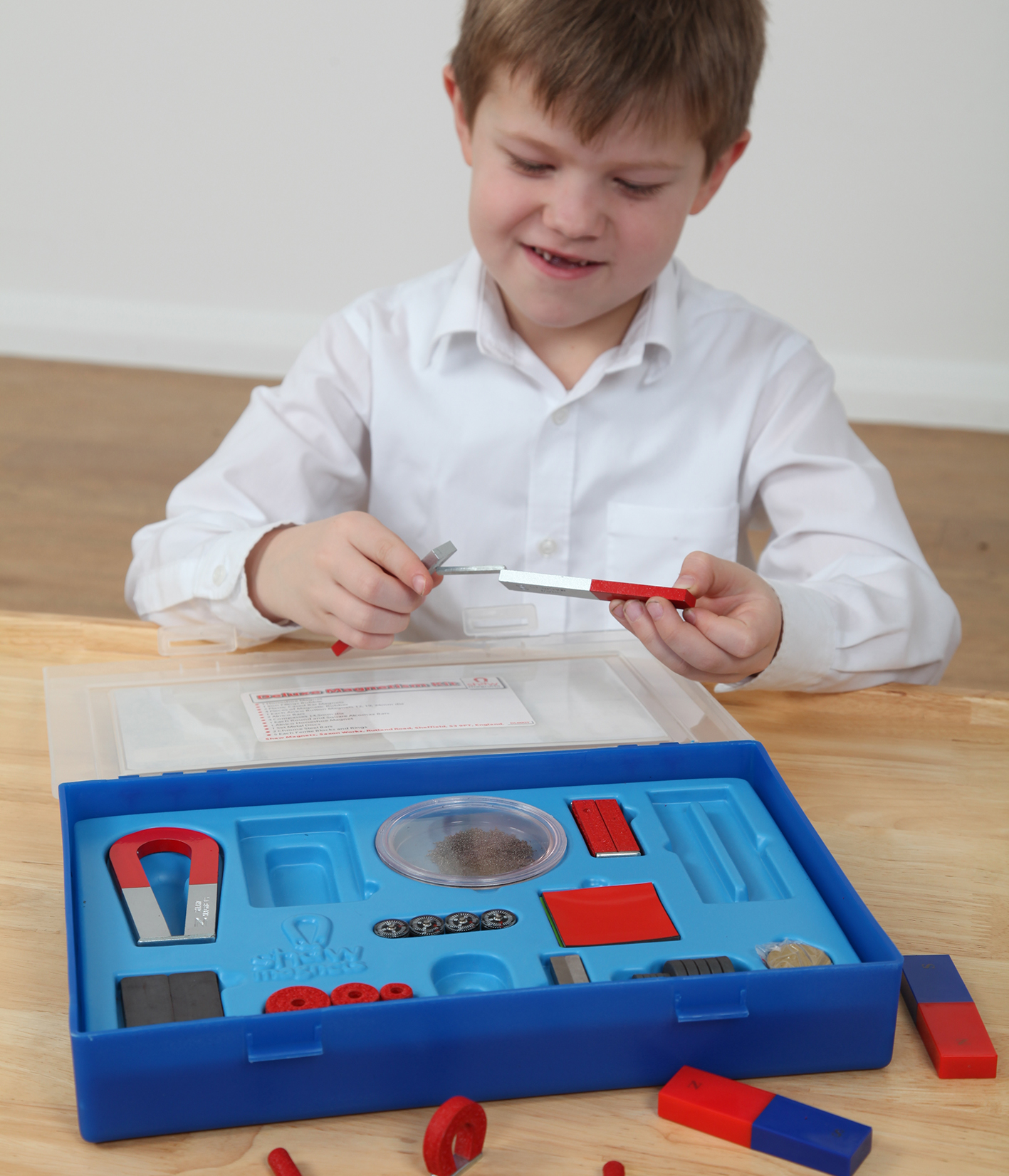 Magnet-Multi-Set | Magnetismus Experimentierbox Junge im Grundschulalter untersucht Magnetismus mit Lernkasten – Physik-Experiment für Kinder im Sachunterricht