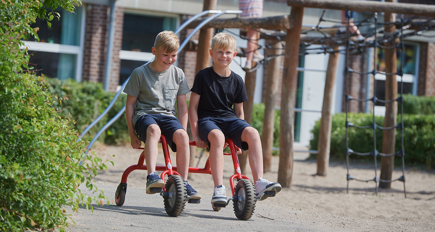 Fahrzeug Winther Twin Bike Zwei große Jungs fahren gemeinsam Twin Bike