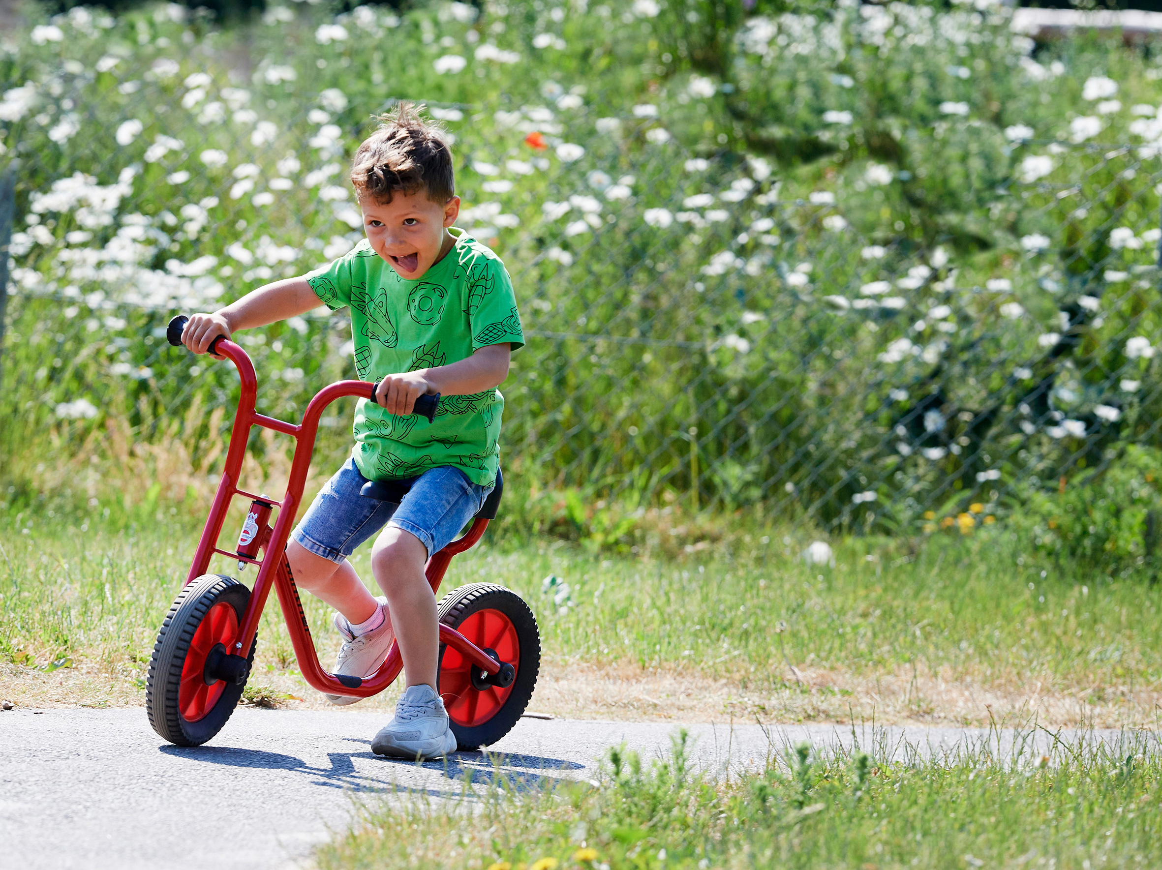 Junge fährt mit Laufrad Bike Runner Junge fährt mit Laufrad Bike Runner