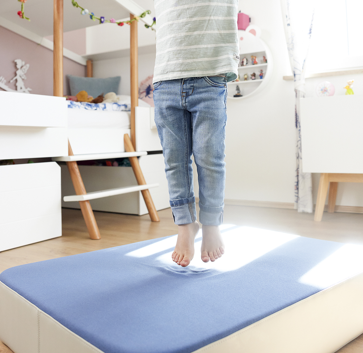 Hüpfpolster Indoor Springender Junge auf Hüpfpolster