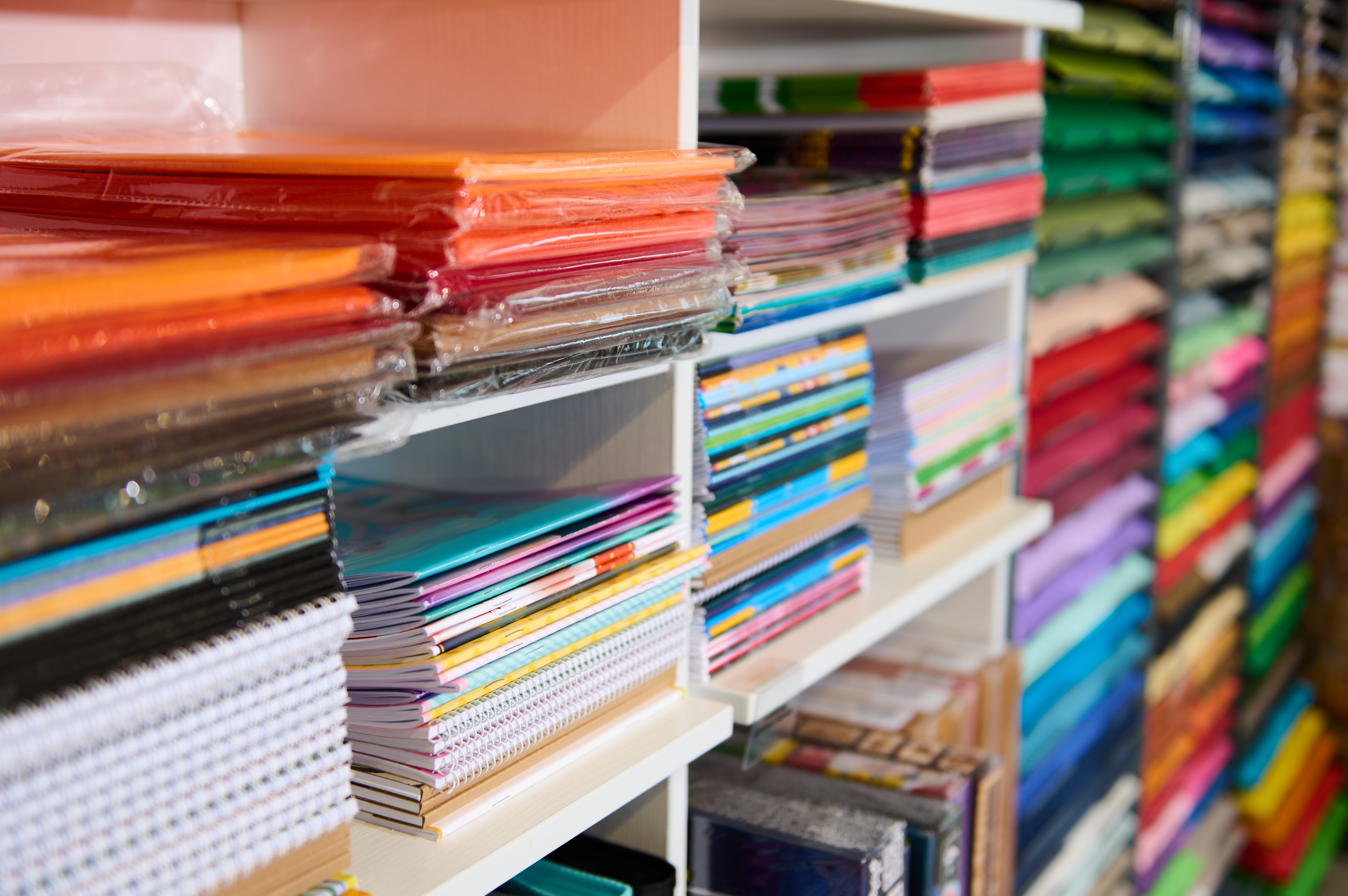 Bürobedarf  Regal mit Bürobedarf und Papier