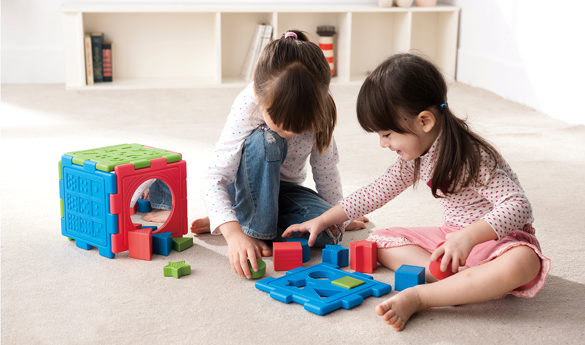 Mädchen spielend Lernwuerfel 4 in 1