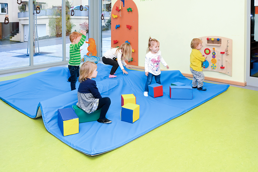 U3 Kinder spielen mit Riesenbausteinen U3 Kinder spielen mit Riesenbausteinen