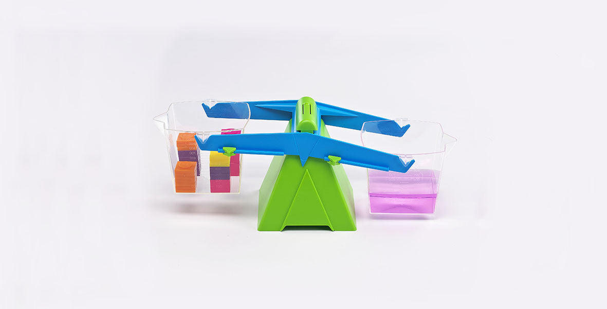 Eimer-Balancierwaage Balkenwaage Grundschule Dragon Toys Gegenstände werden in Eimer-Balancierwaage ausgewogen