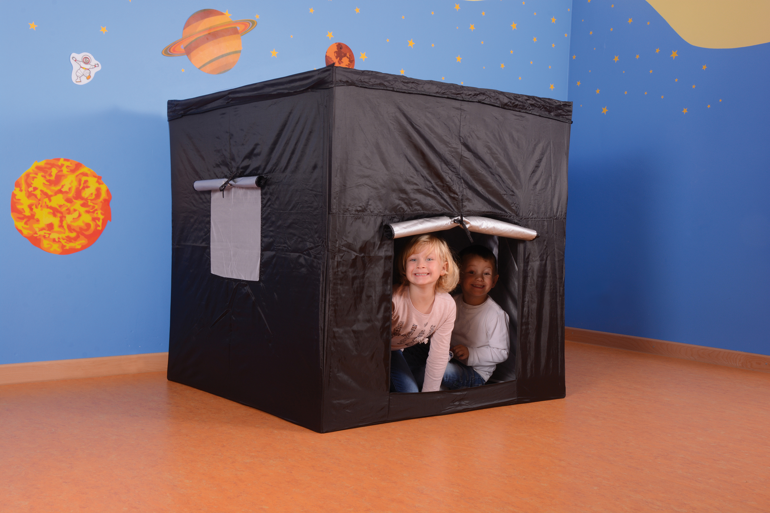 Zwei Mädchen schauen aus Spielzelt raus Zwei Mädchen schauen aus Spielzelt raus