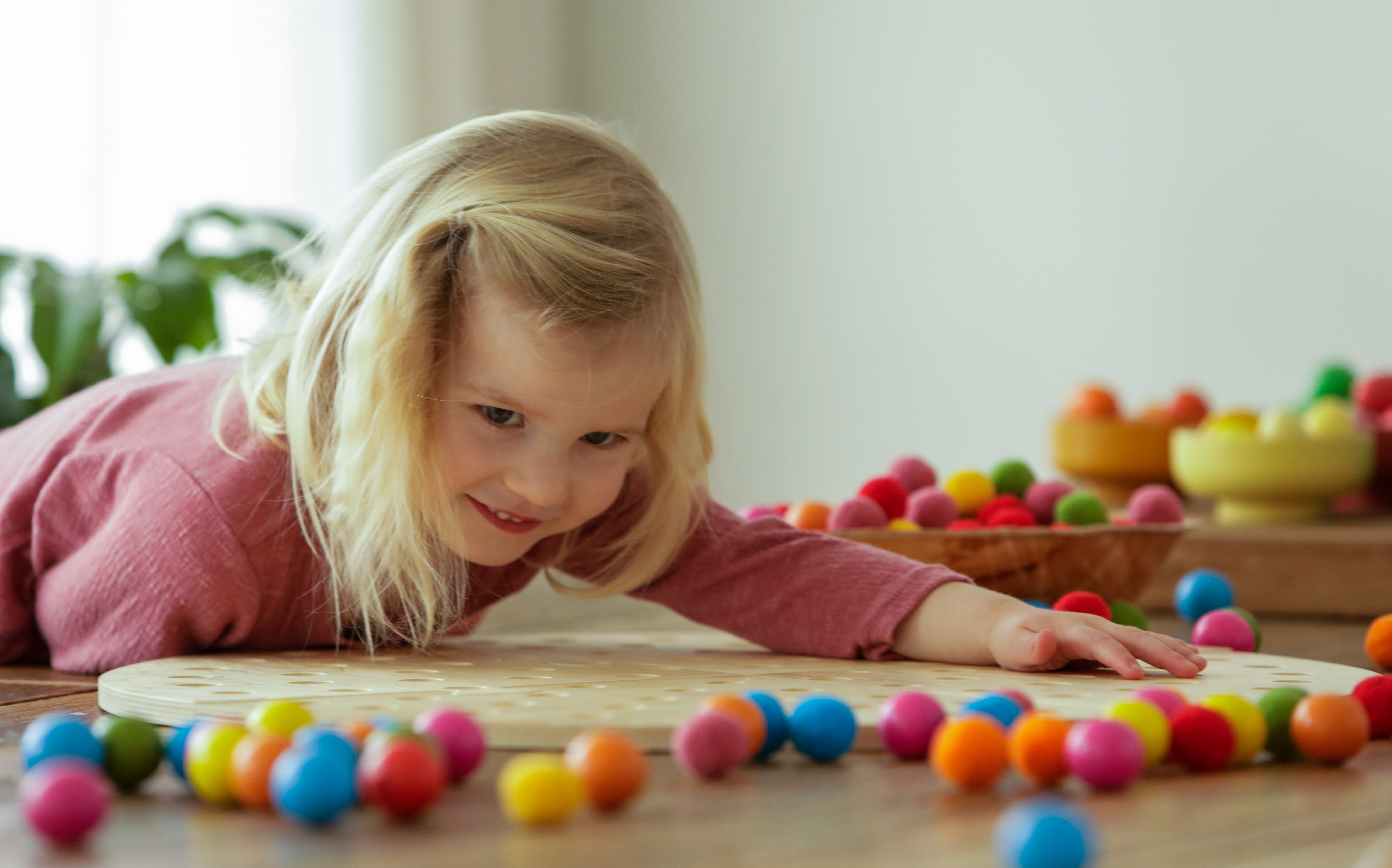 Kleines Mädchen spielt mit Regenbogen_Globus