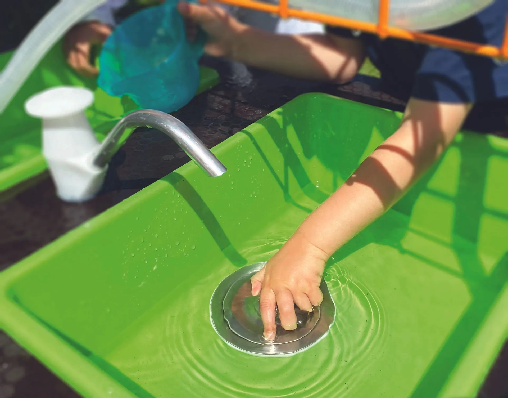 64500_11 Mobiler Wassertisch | Wasserspieltisch | Dragon Toys