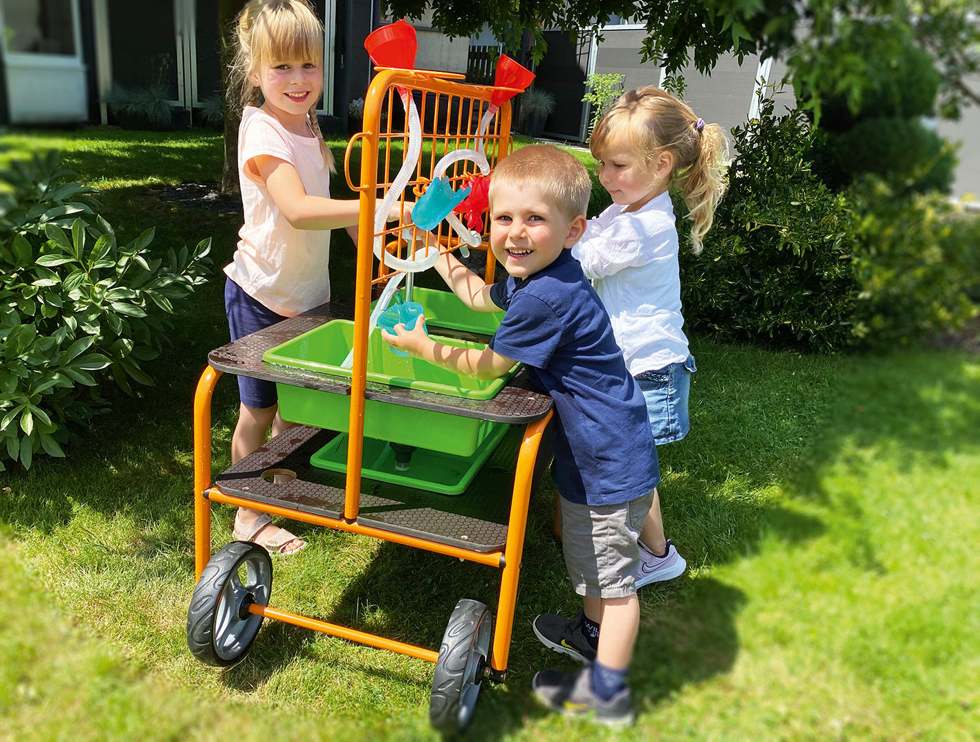 Mobiler Waschtisch Outdoor Drei Kinder haben Spaß am mobilen Waschtisch