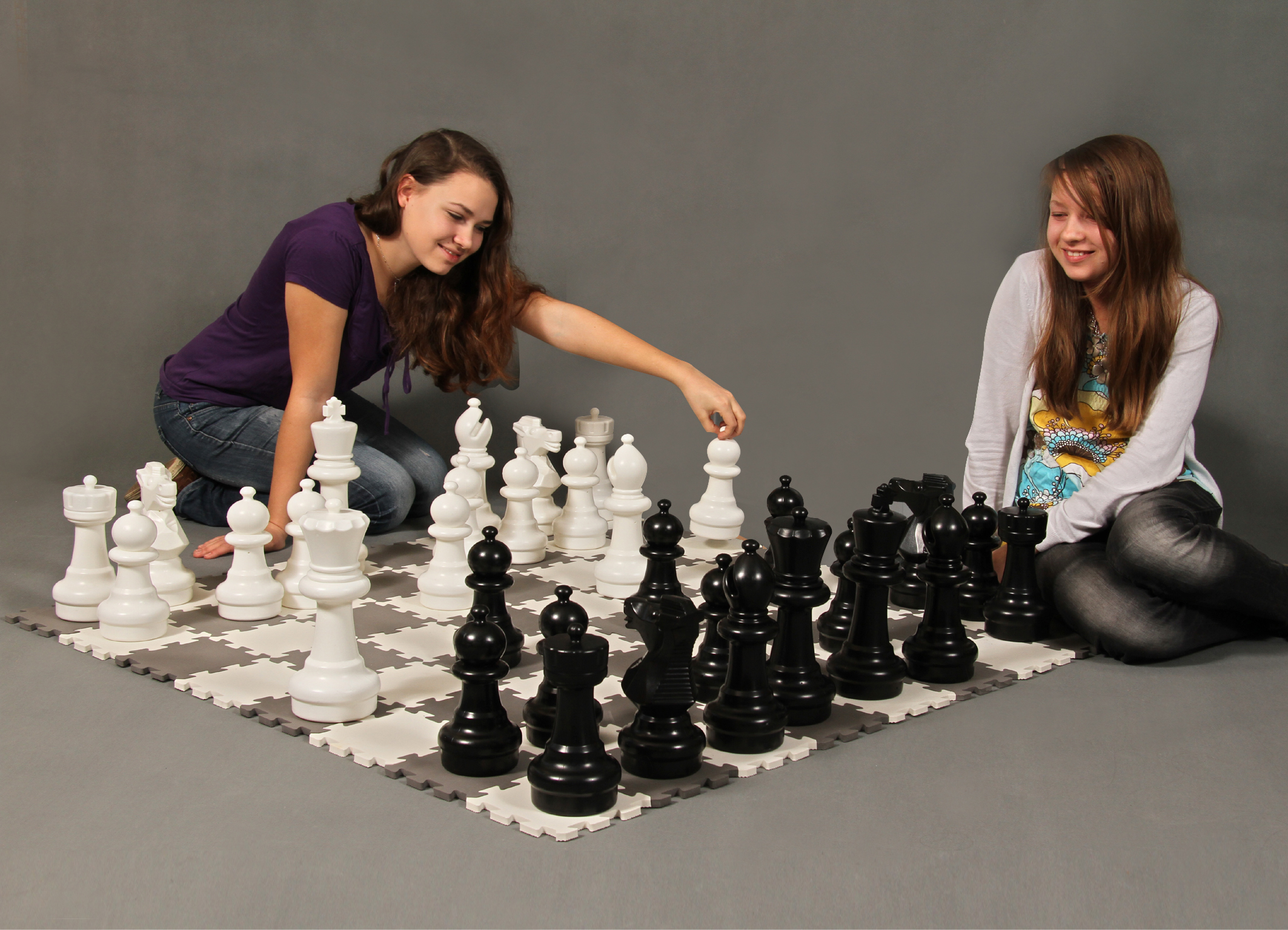 Gesellschaftsspiele I Schach Jungendliche am Schach spielen