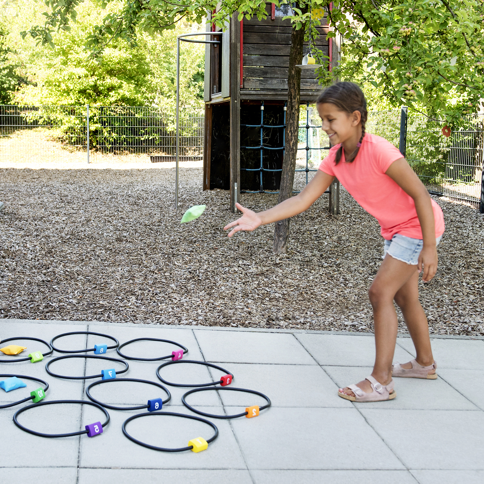 Mädchen spielen draussen mit Wurfspiel