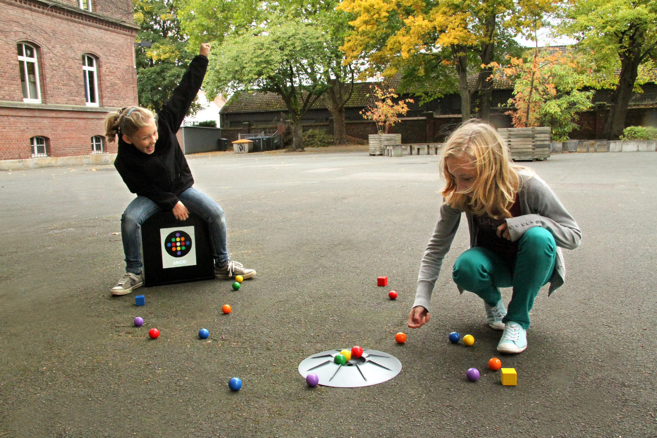 Auf Pausenhof wird Jago Fingergolf gespielt