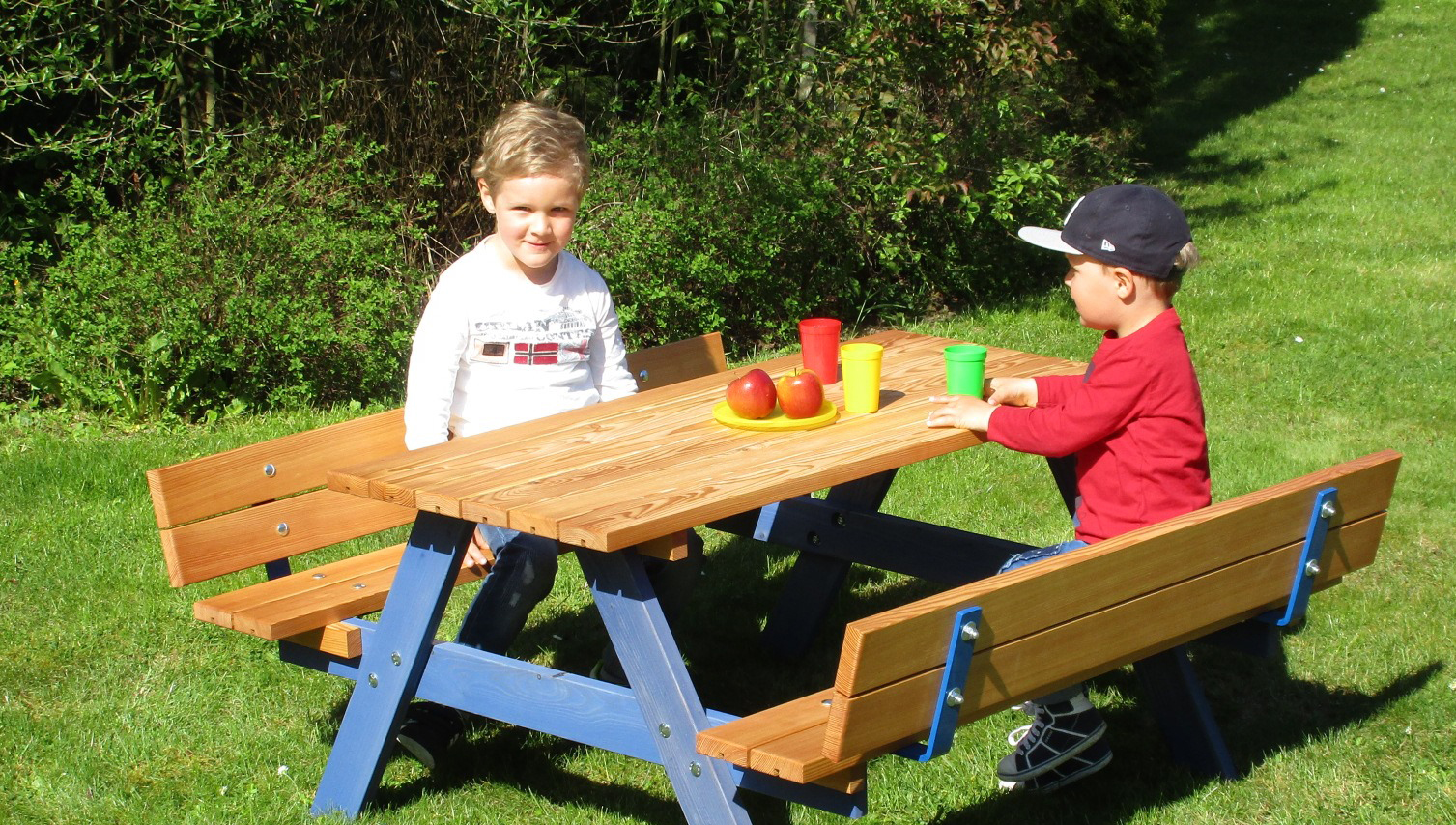 Kinder auf Picknicksitzgruppe