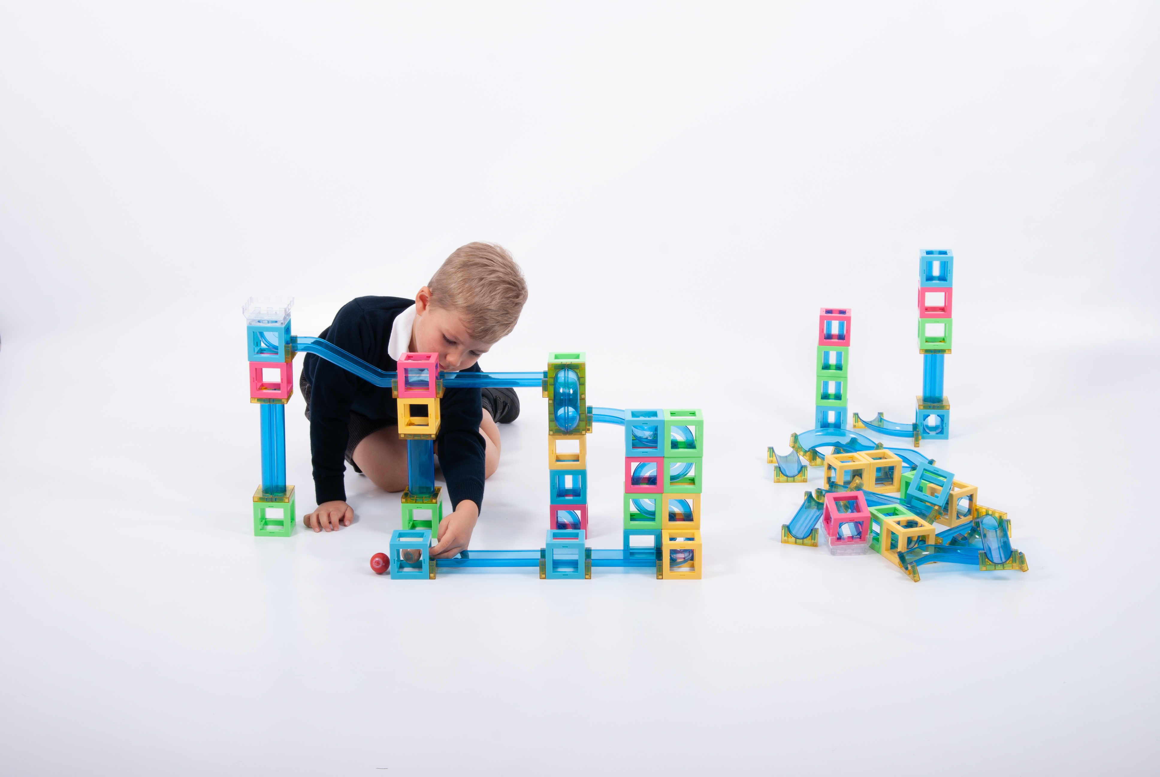Magnetische Kugelbahn I Dragon Toys Junge baut Magnetische Kugelnahn auf