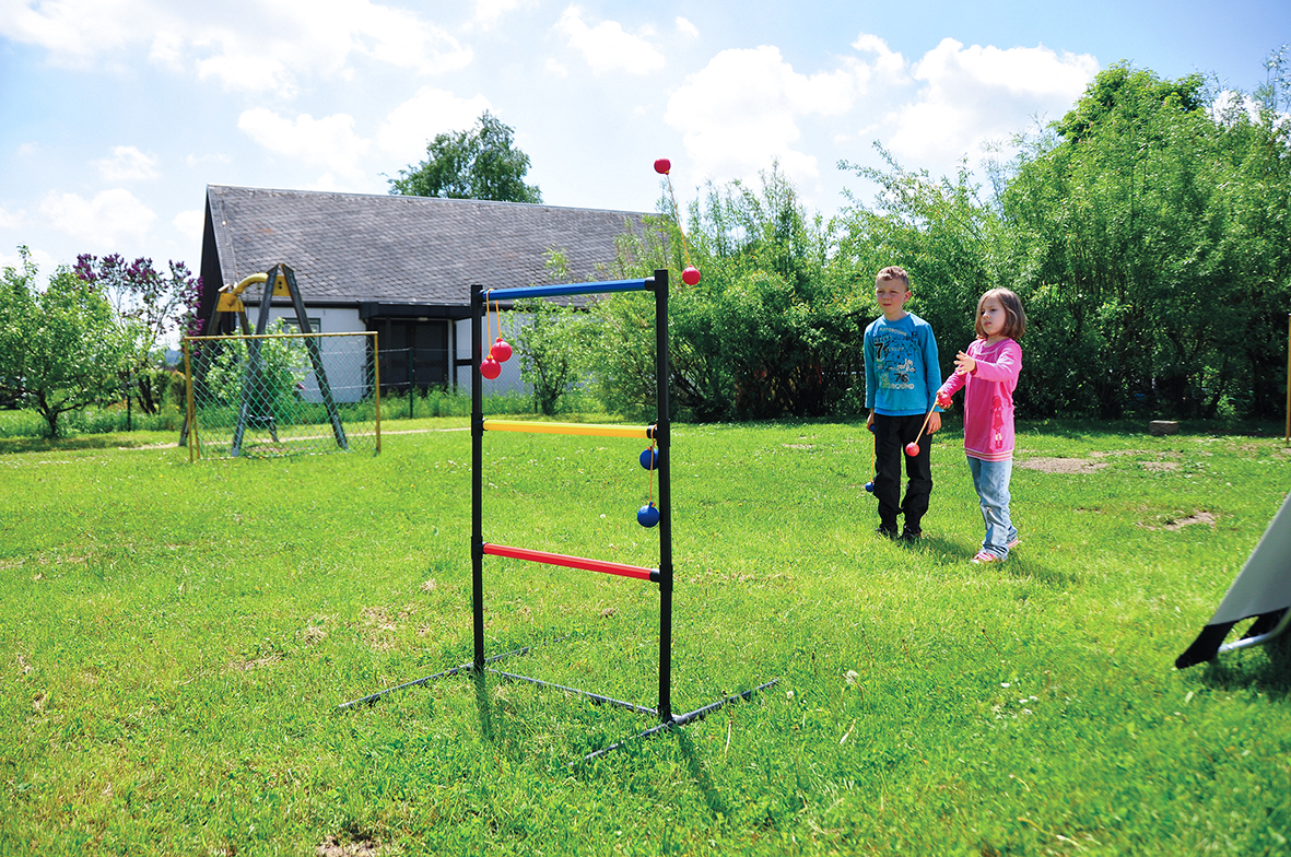 Kinder werfen auf Leitergolf Outdoorspiel