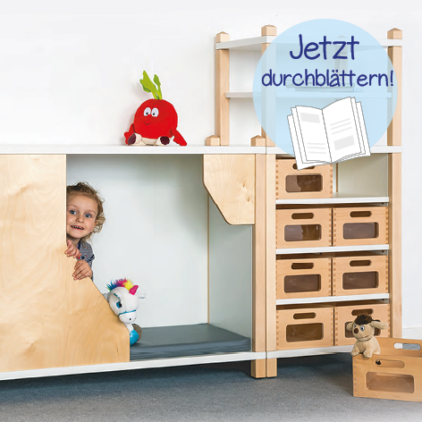 Kind spielt in einem Holz-Spielmöbel mit Regalen und Kuscheltieren – kindgerechte Möbel für Kita oder Kinderzimmer