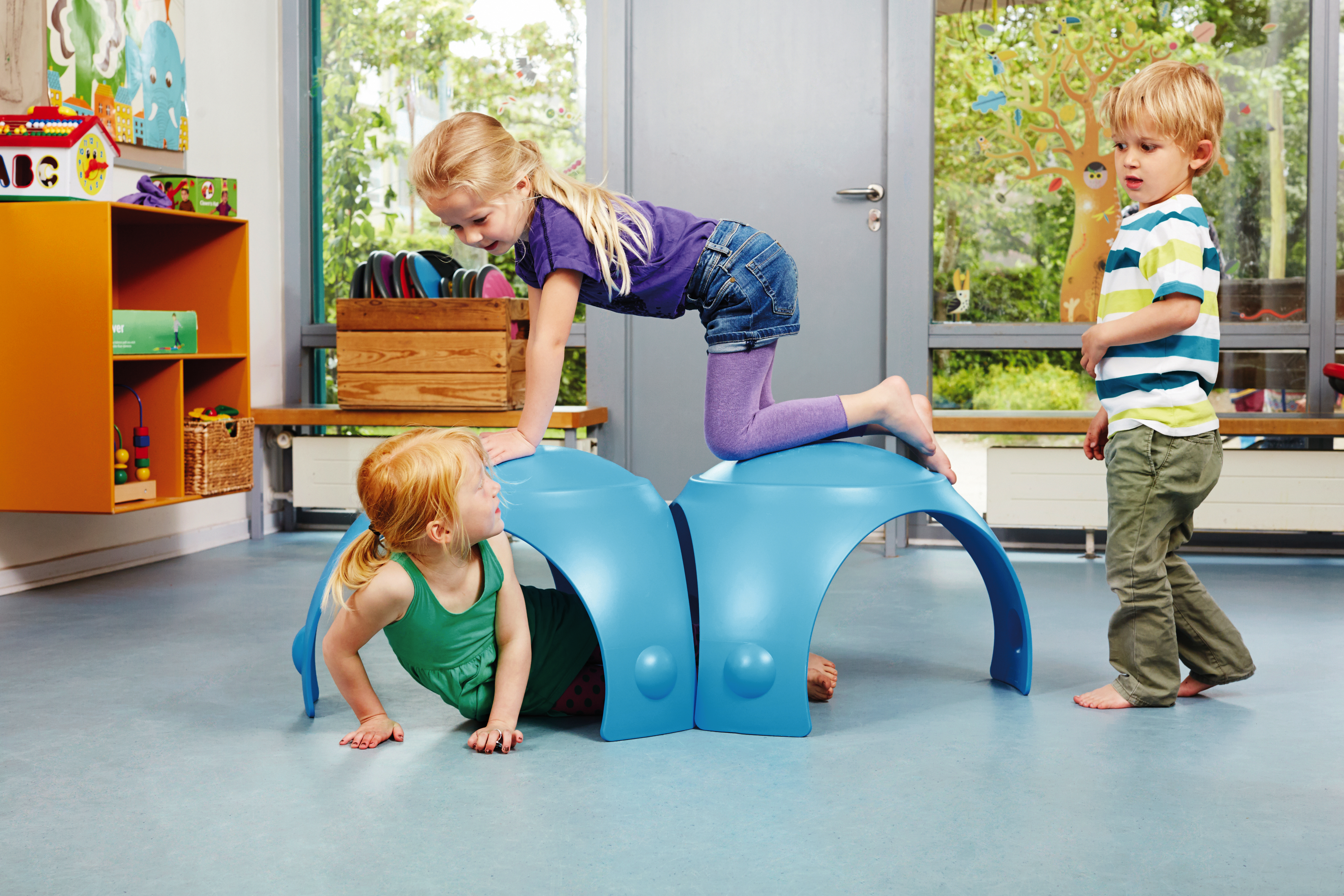 Koala Bewegungselement Kinder klettern auf Koala-Spielelementen