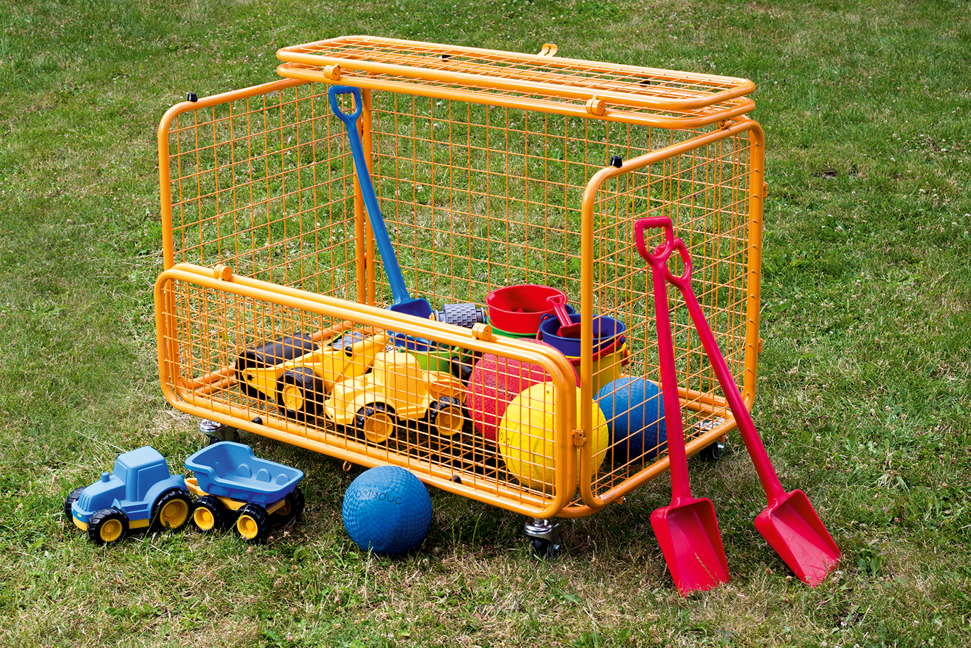 Transportwagen gefüllt mit Sandspielzeug Transportwagen gefüllt mit Sandspielzeug