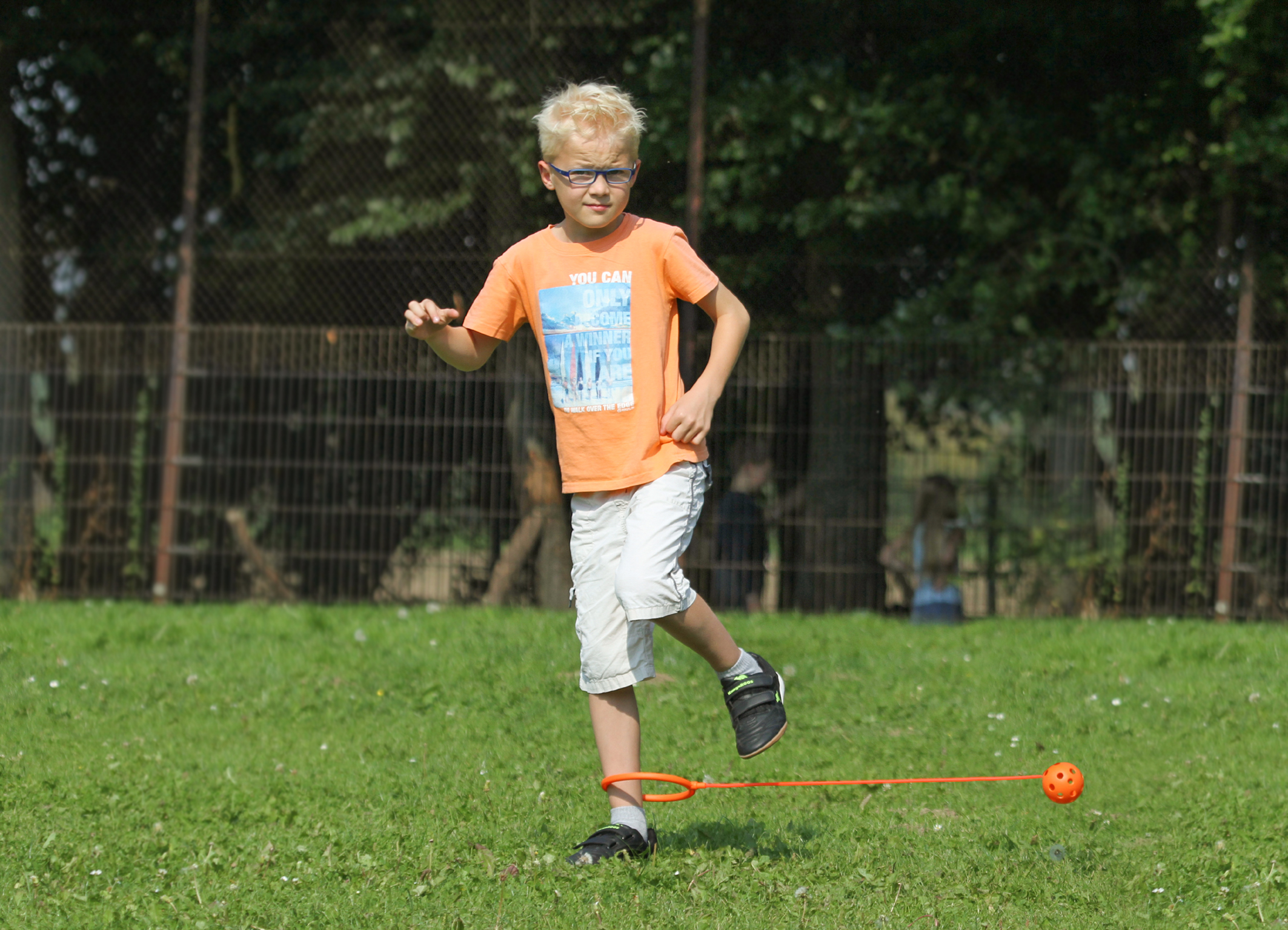 Fußkugeln I Fußkreisel Junge springt mit Fußkugeln