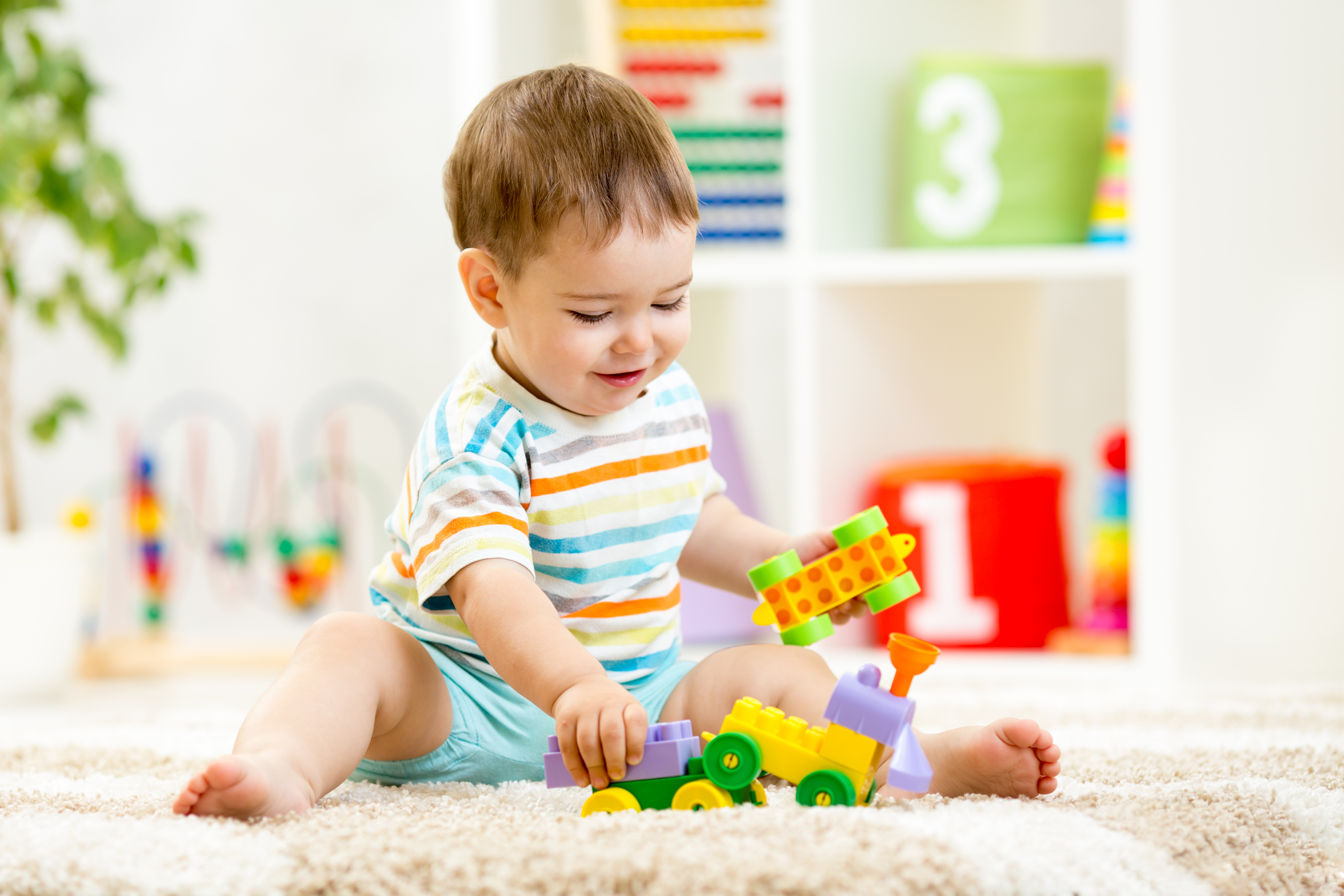 Kleinkind spielt mit Spielautos