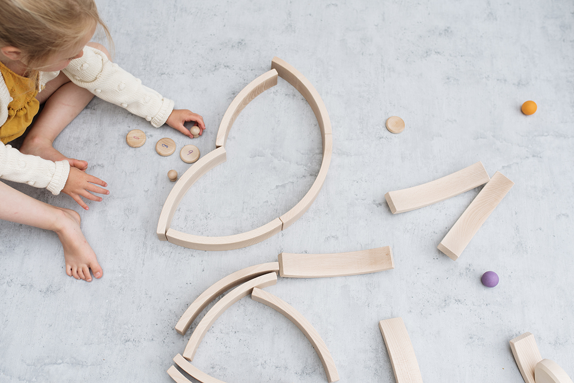 Spielendes Mädchen mit Bogen blocks Spielendes Mädchen mit Bogen blocks