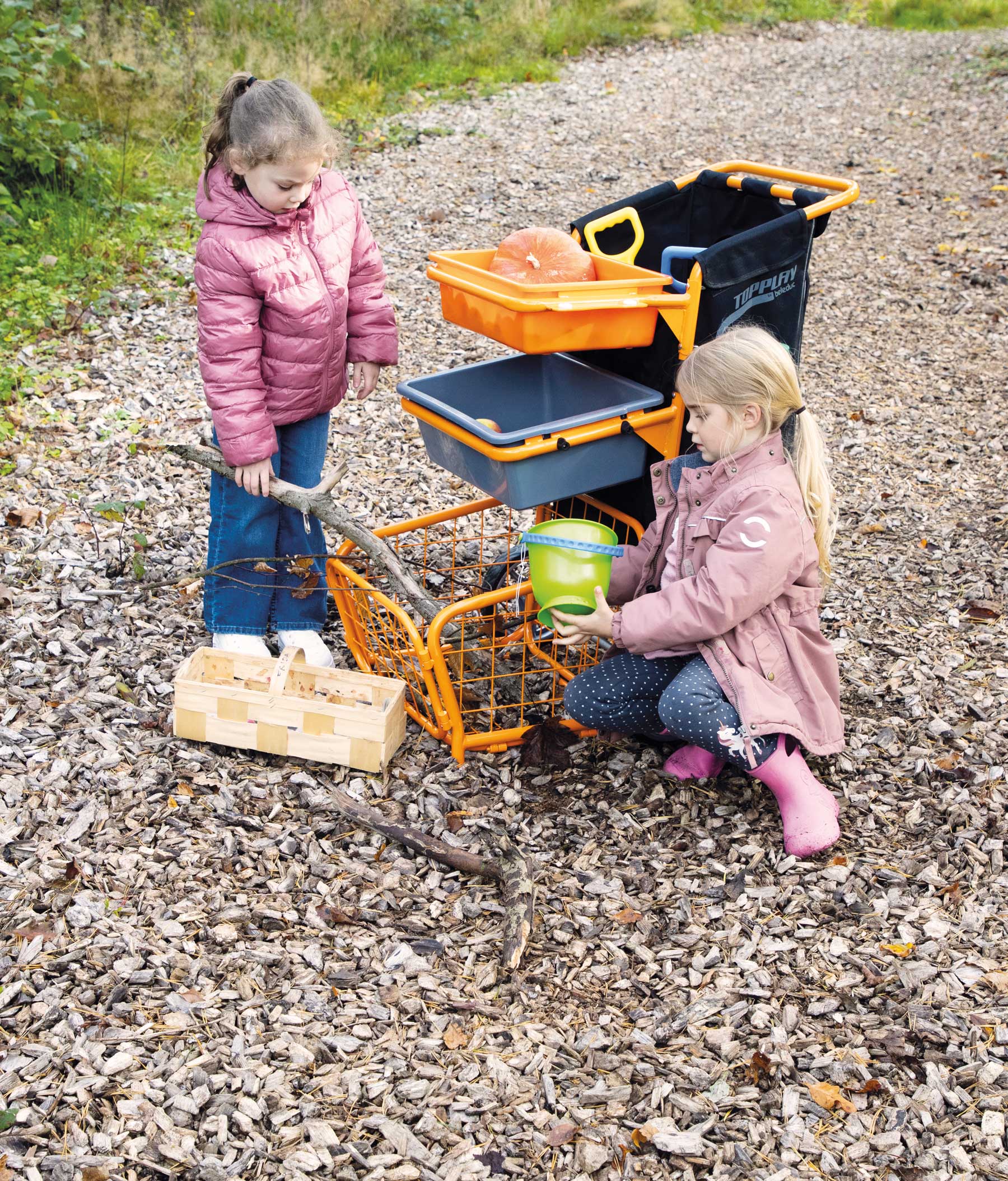 Zwei Mädchen legen Gegenstände in Multi Flex Trolley