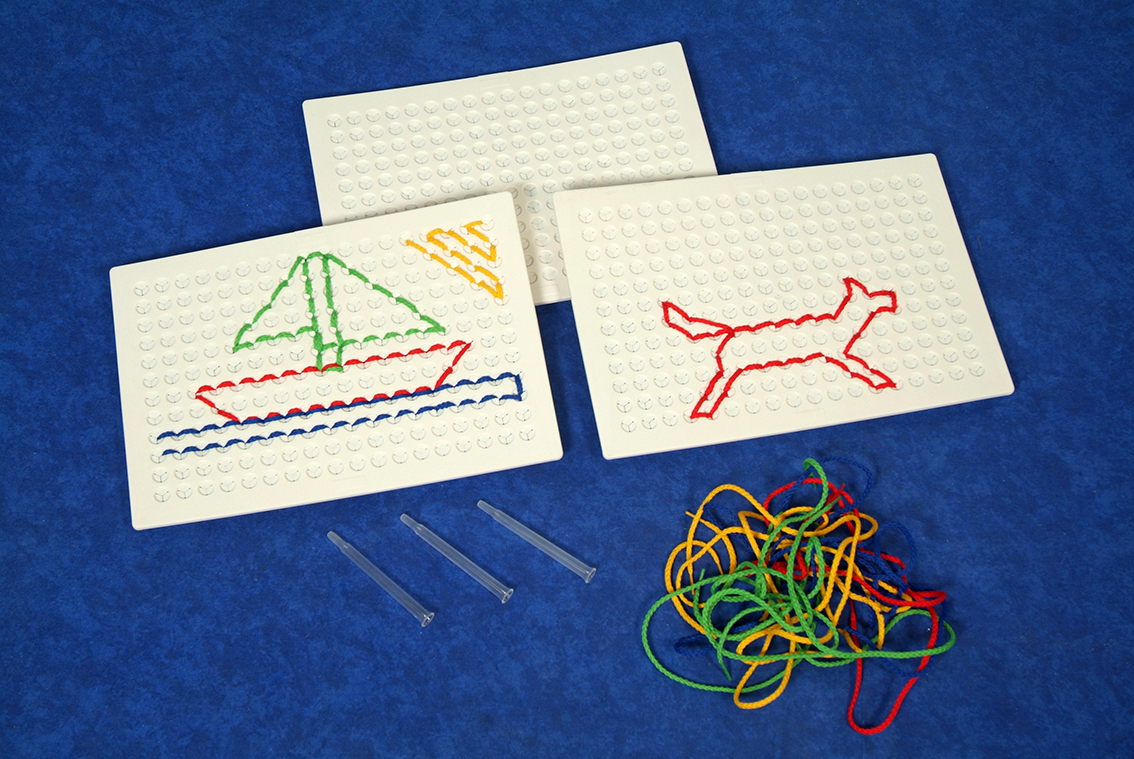 Kinder Lernspielzeug: Steckplatten mit bunten Schnüren für kreative Motive wie Schiff, Katze und Sonne – Feinmotorik und Fantasie fördern