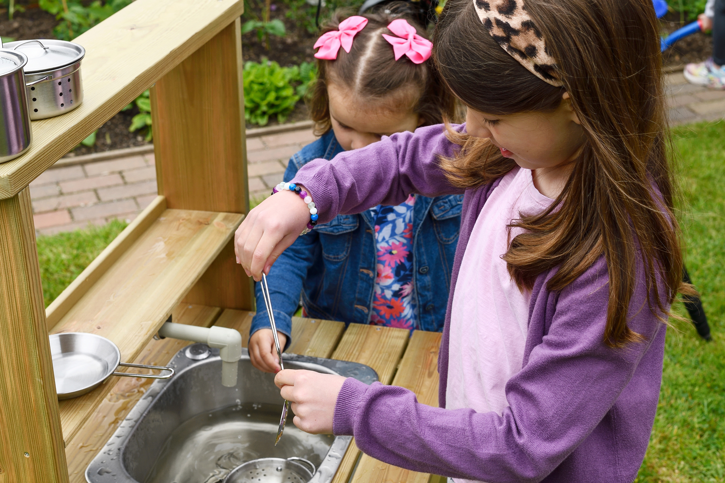 Outdoor Küche Holz Zwei Mädchen matschen in Outdoor Küche