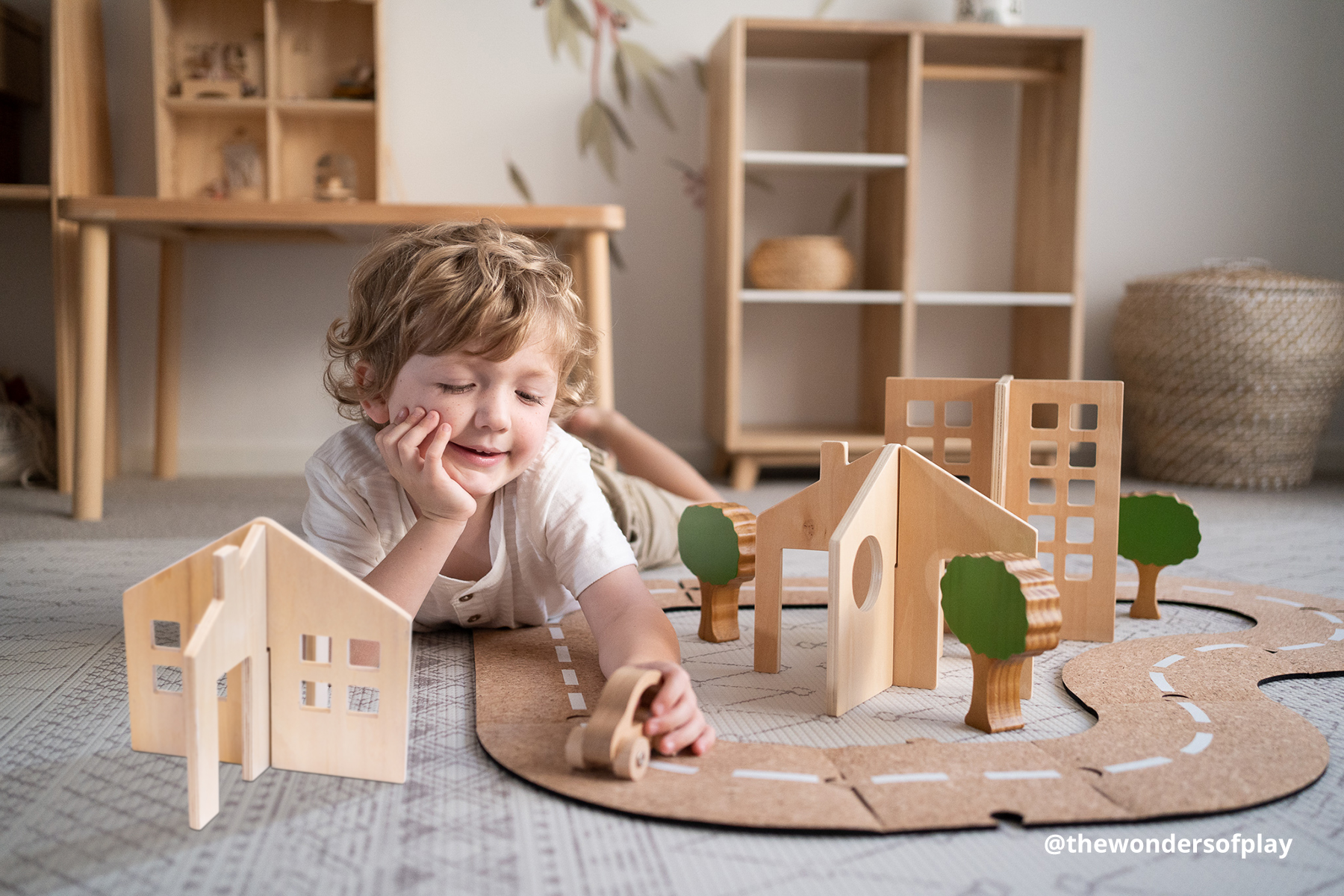 Little City Junge fährt mit Holzauto durch Little City
