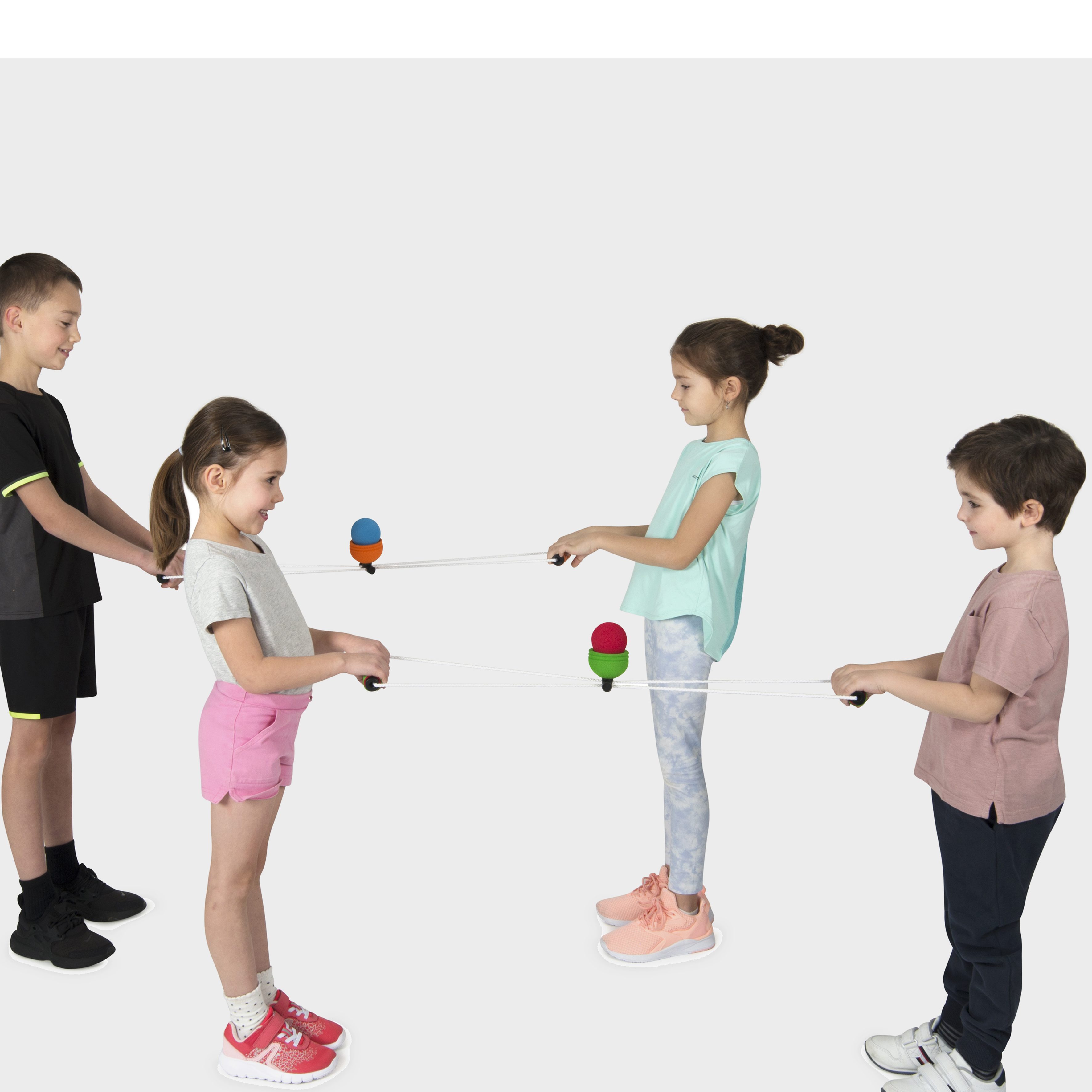 Cooper-Seile Vier Kinder spielen mit Cooper-Seilen