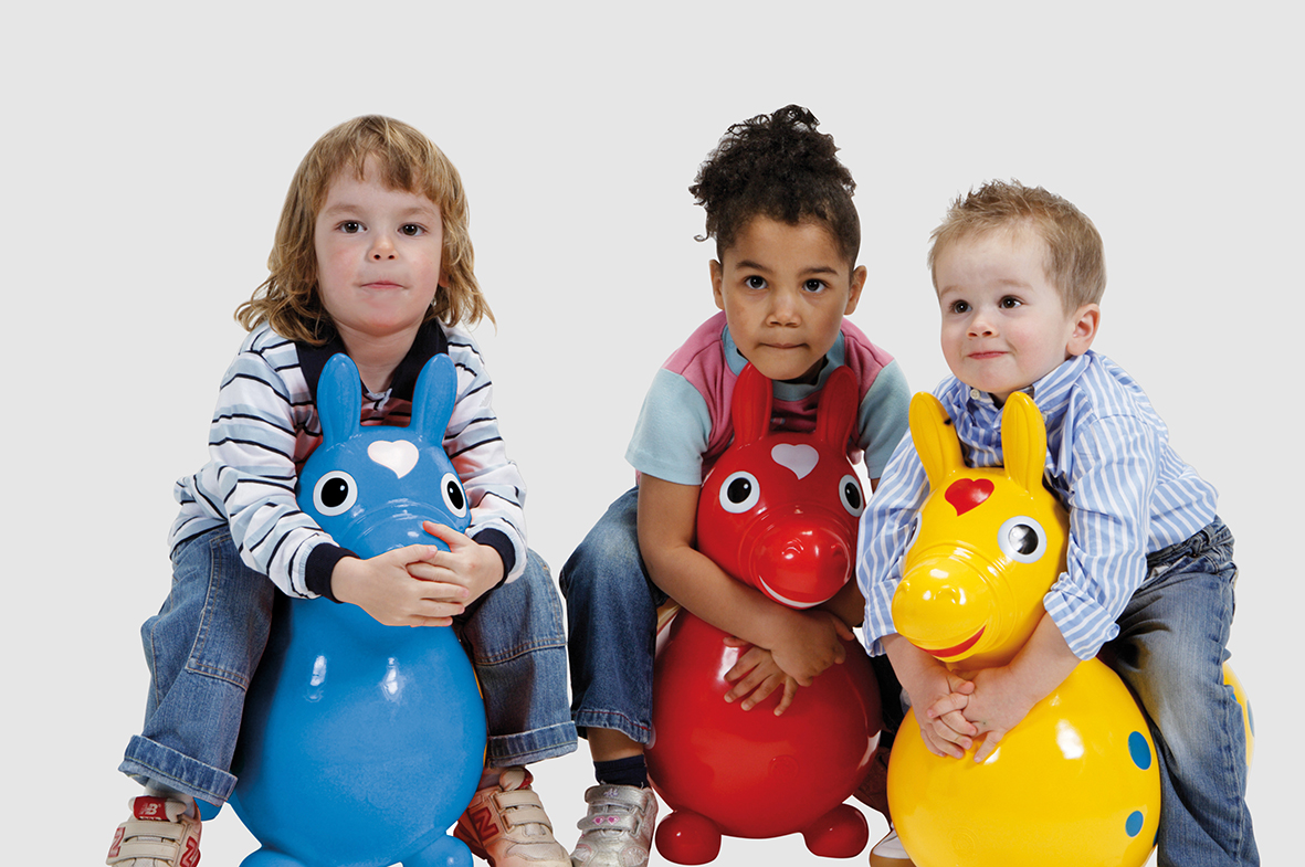 Hüpftiere Drei Kinder auf bunten Hüpftieren