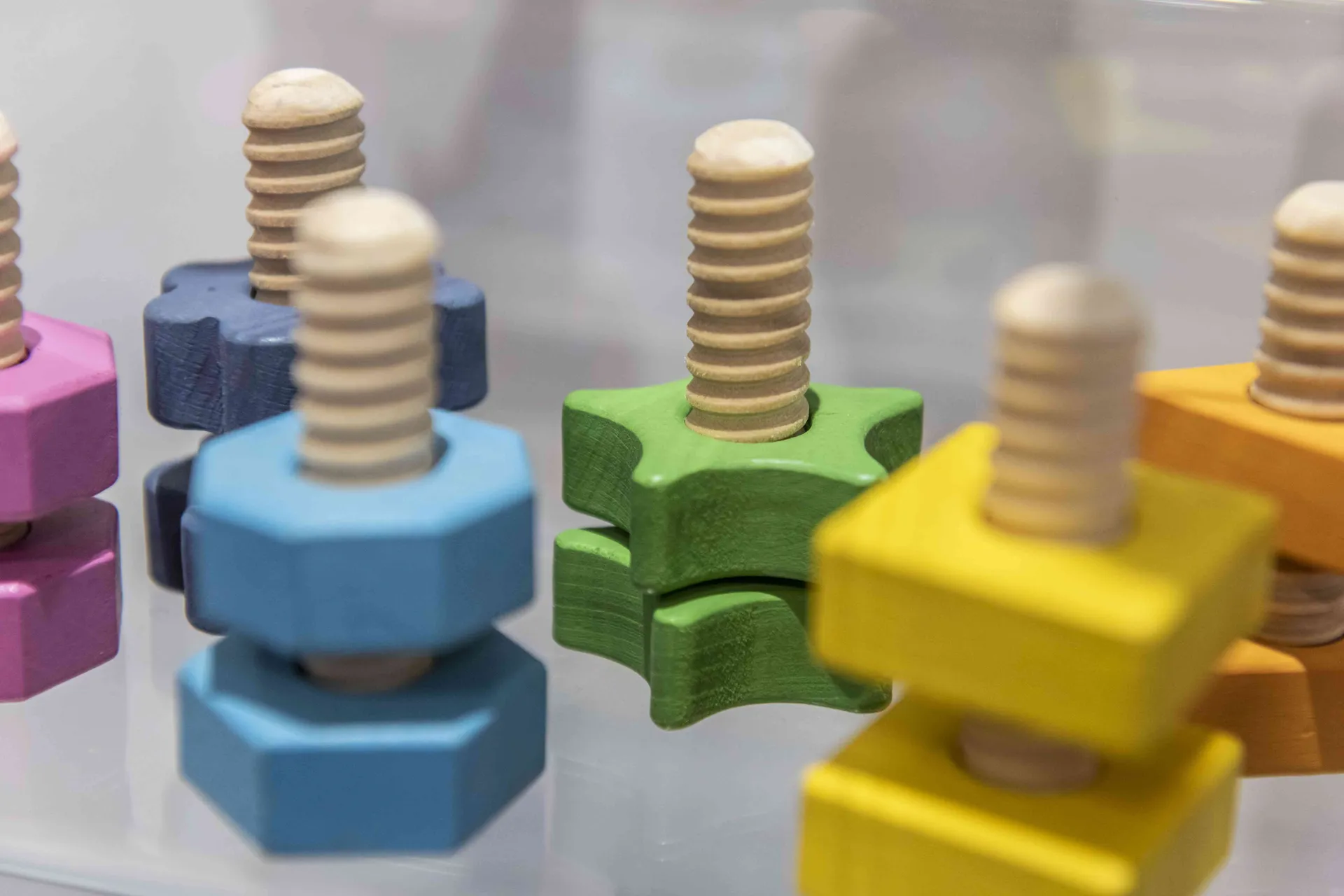 35150-2_6 Regenbogen Holzmuttern & Schrauben 2er Set | Schraubenspiel | Dragon Toys
