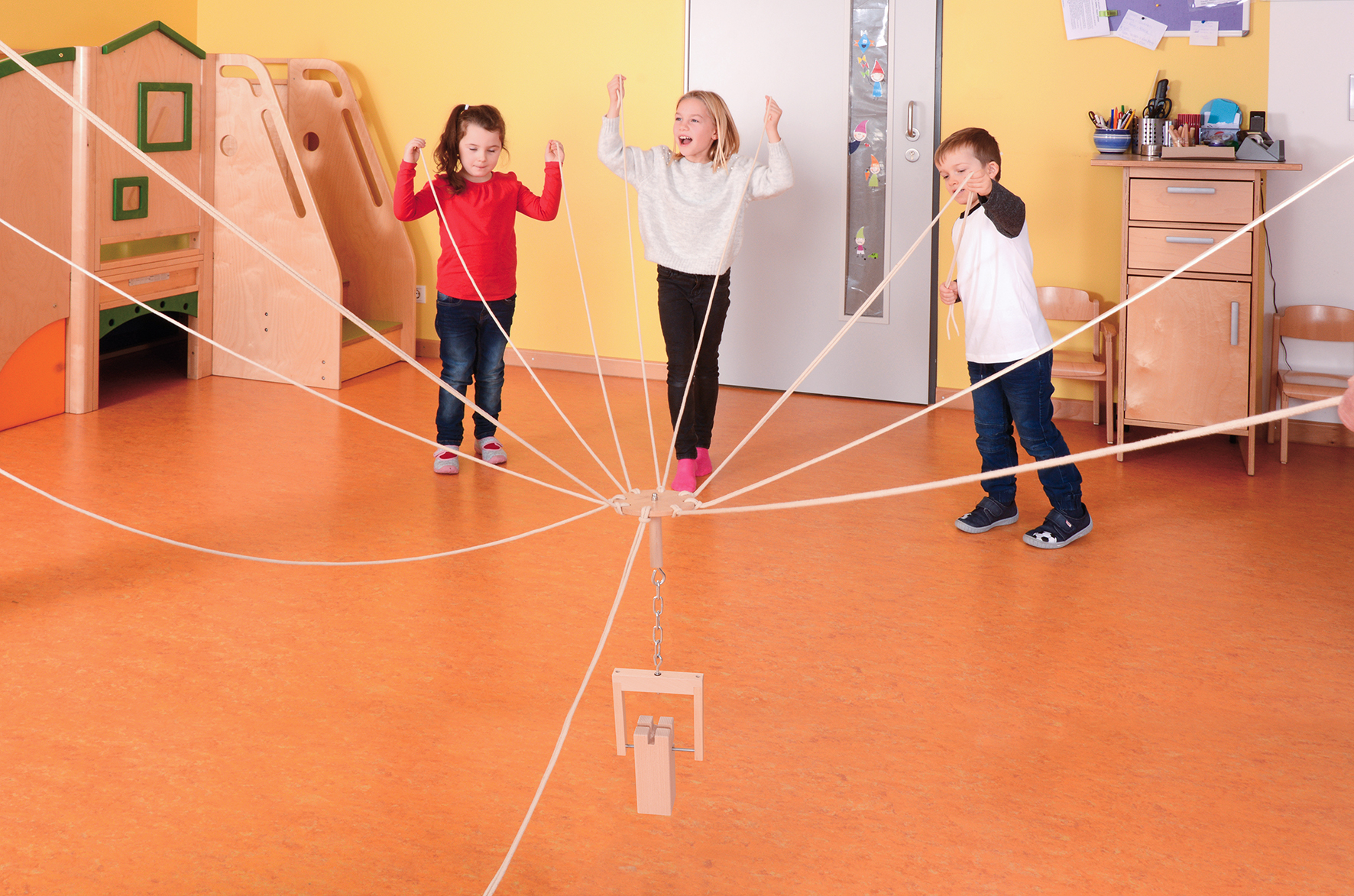 Kinder spielen in Einrichtung Fröbelturm Teamspiel