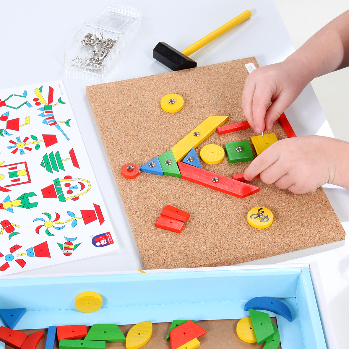 Hämmerchen Spiel Kinderhände spielen mit Hämmerchen Spiel
