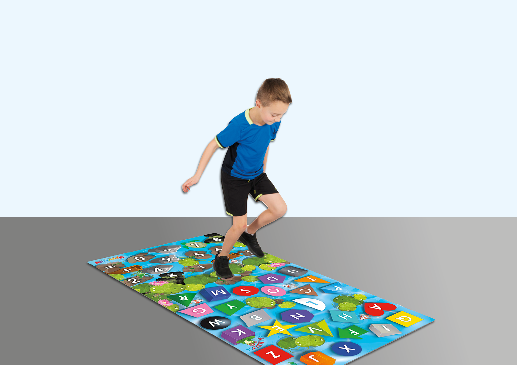 Junge springt auf Spielteppich in Zahlenfelder Junge springt auf Spielteppich in Zahlenfelder