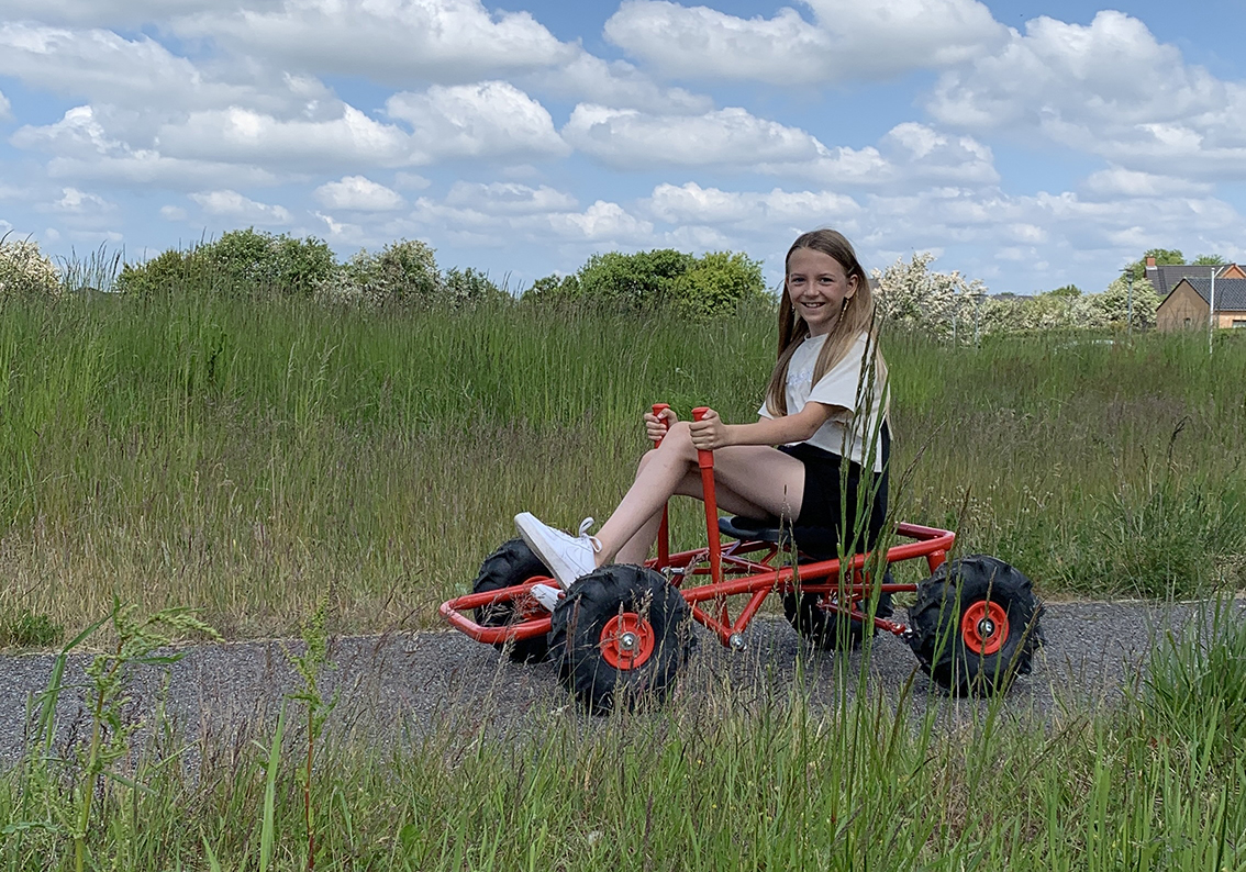 Großes Mädchen auf Gokart von Winther